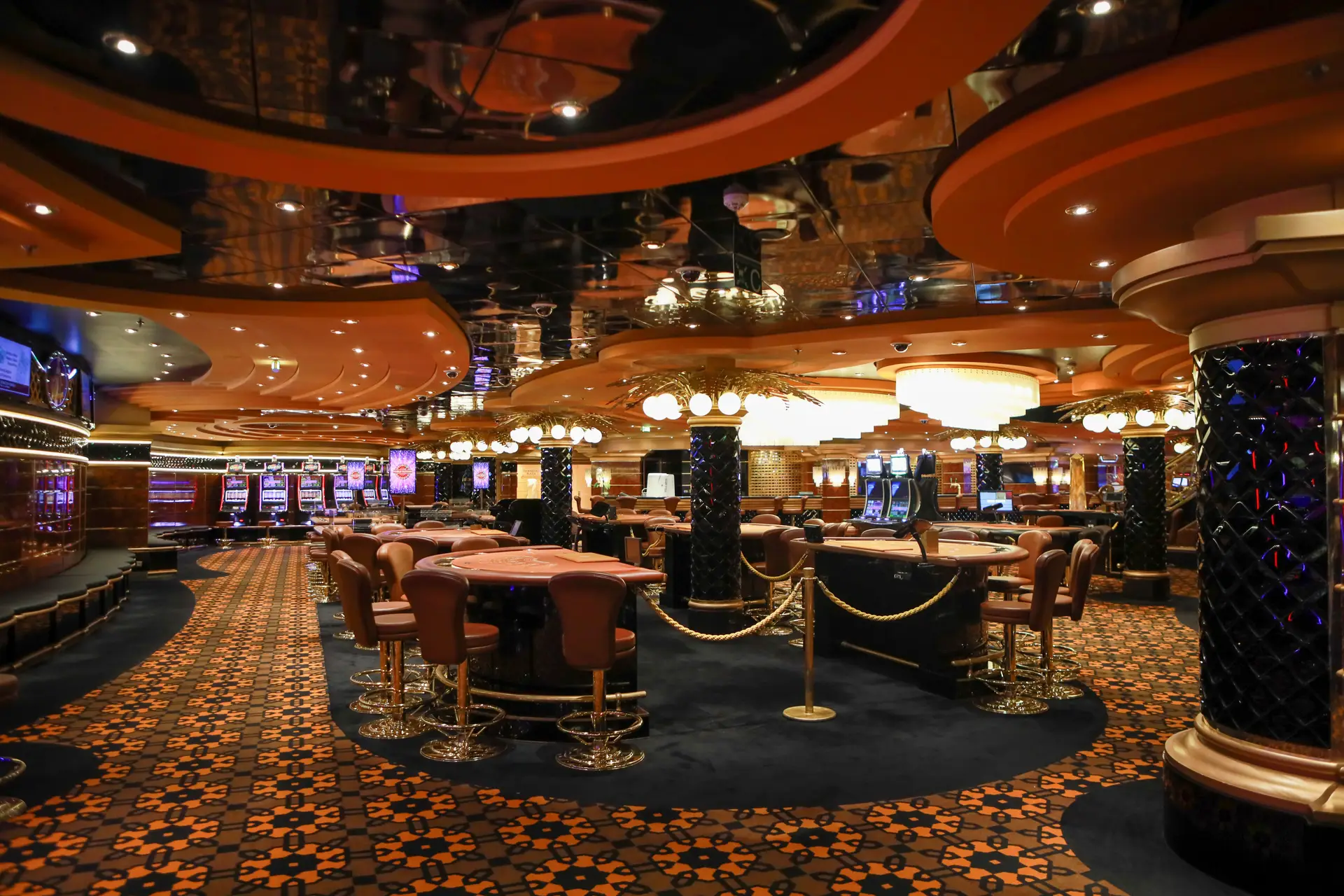 Interior lujoso del casino con iluminación suave