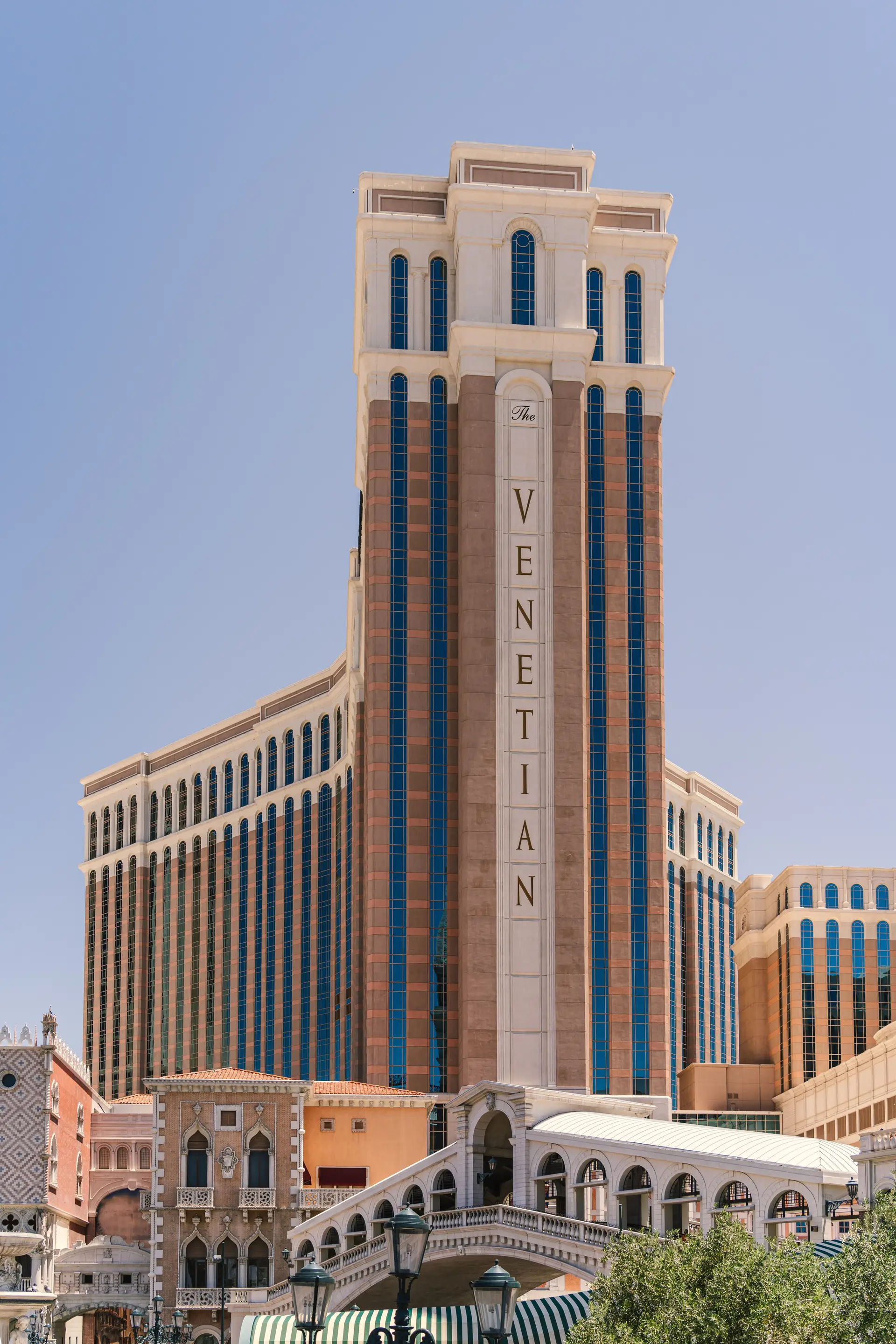 Exterior majestuoso del hotel