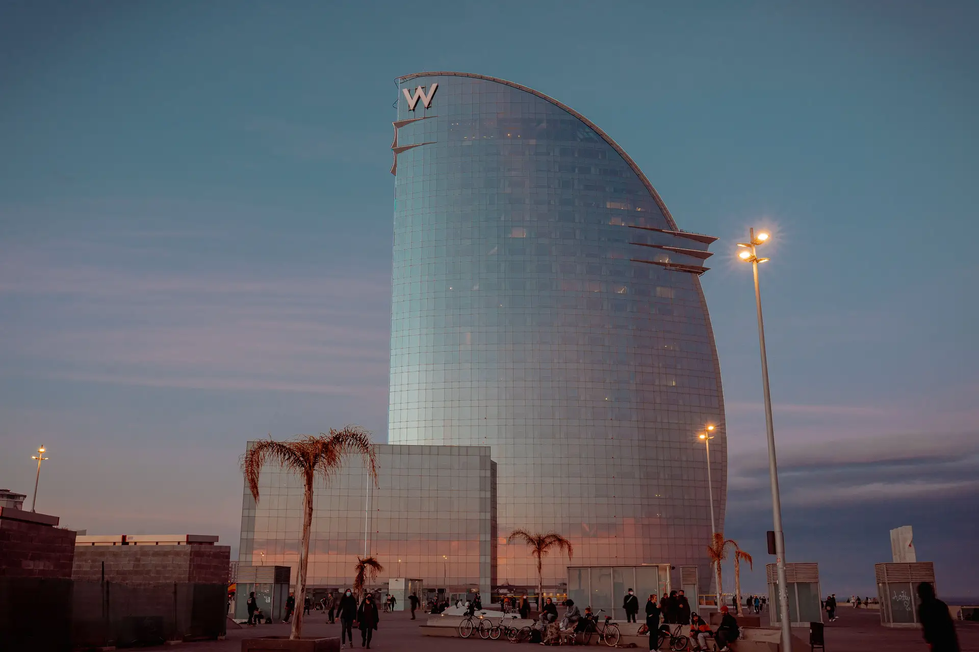 Vista nocturna arquitectónica de QuendarianRoyalStay con iluminación dorada