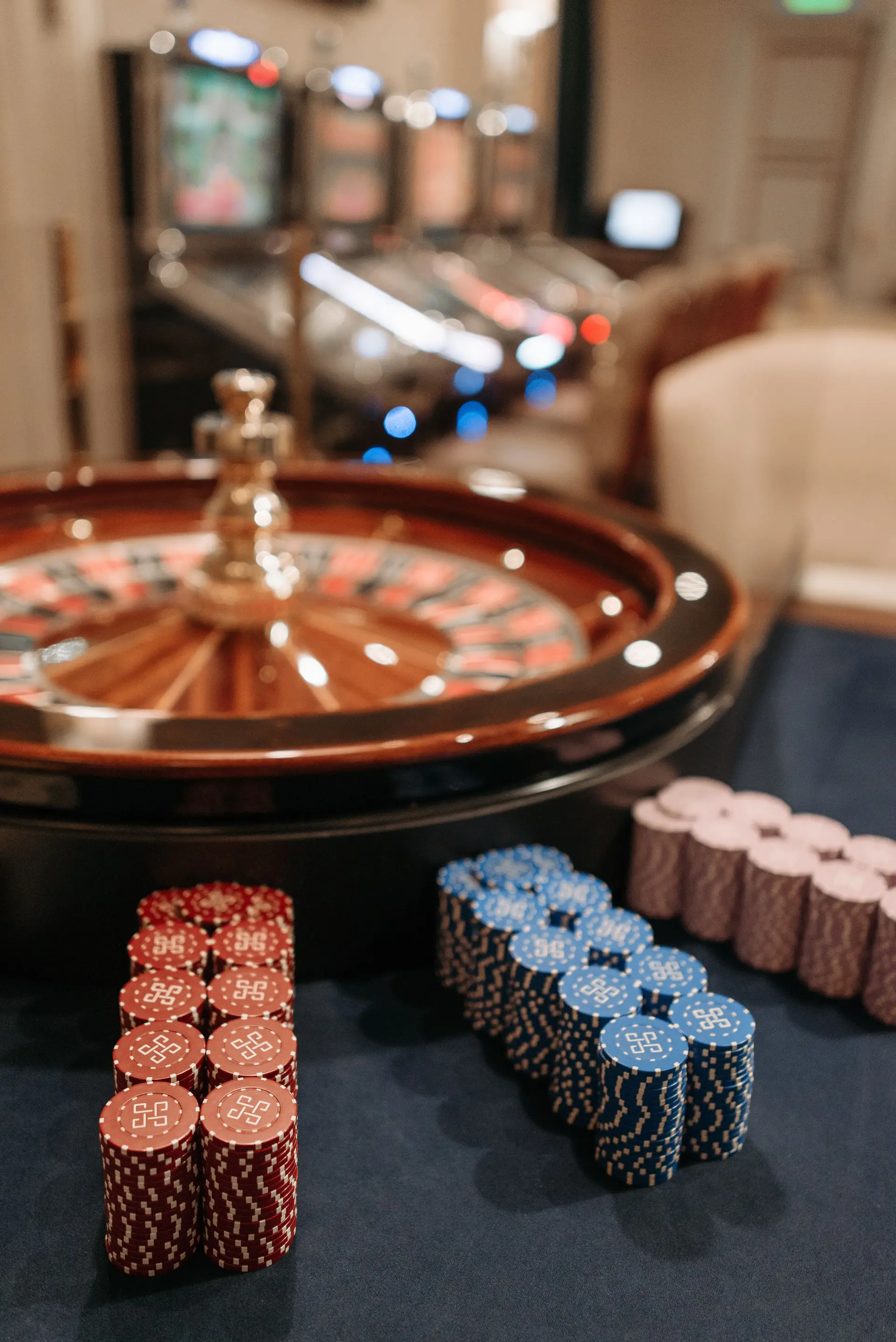 Fichas de casino sobre mesa de juego