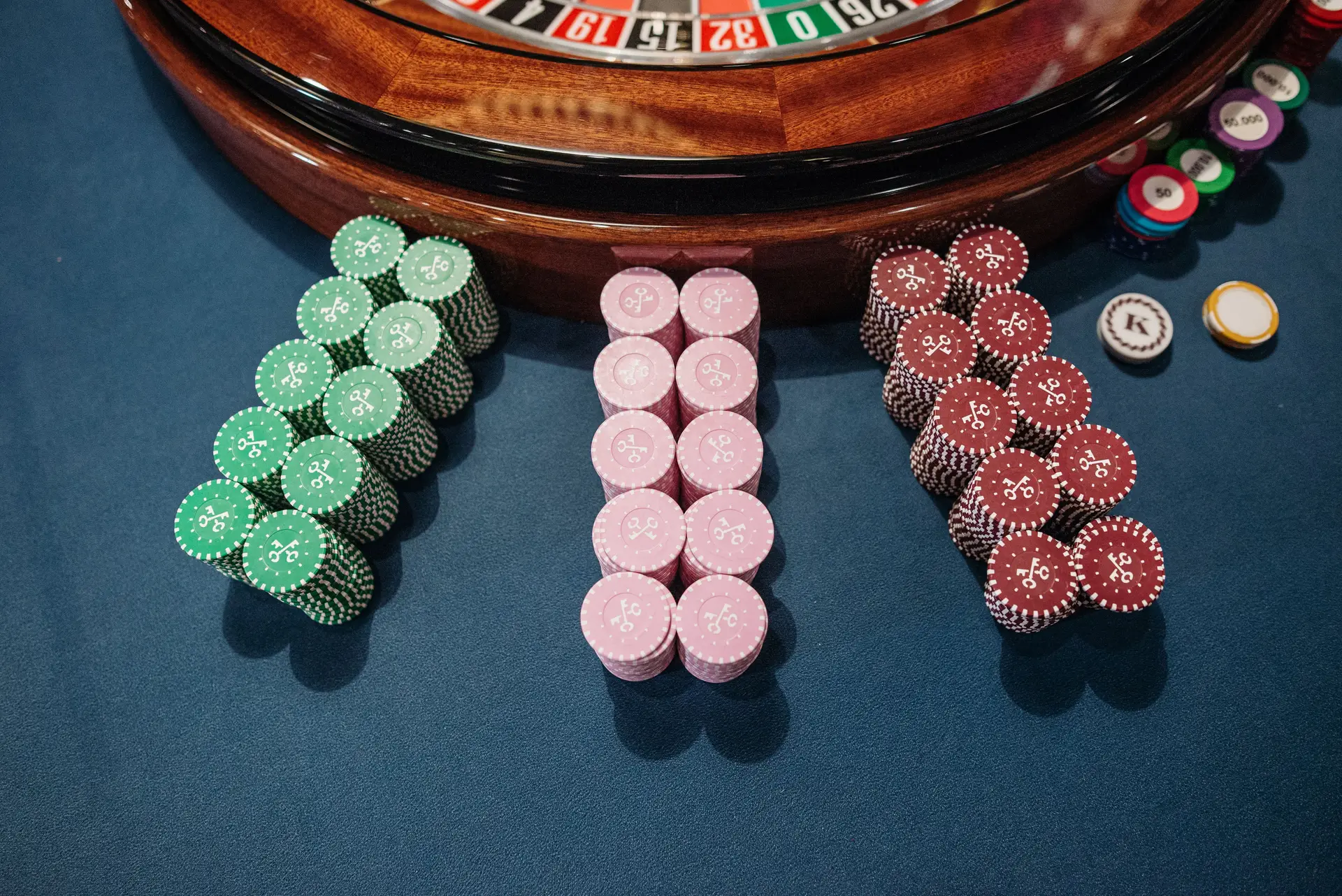 Vista aérea de mesa de ruleta con fichas