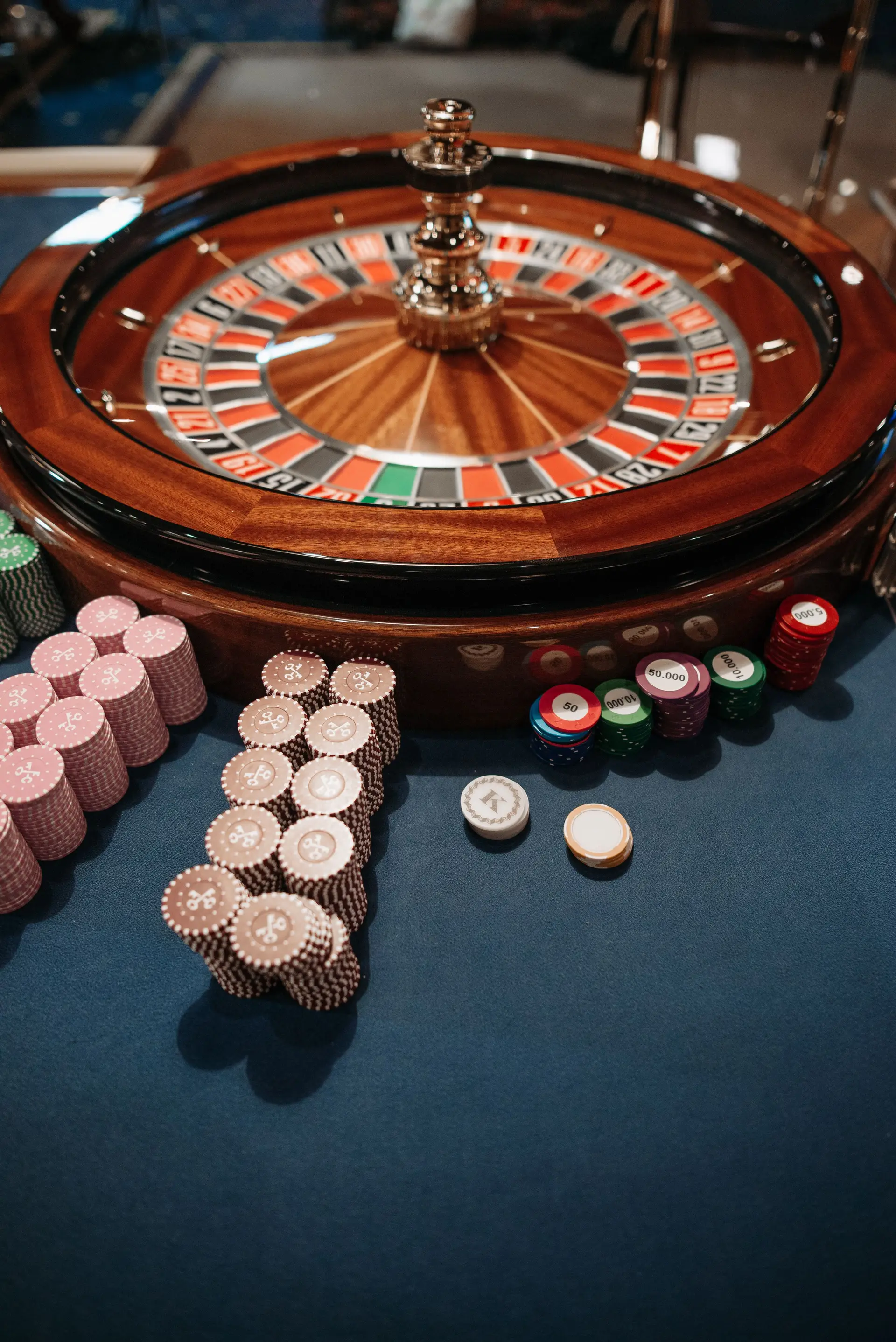 Rueda de ruleta y fichas apiladas