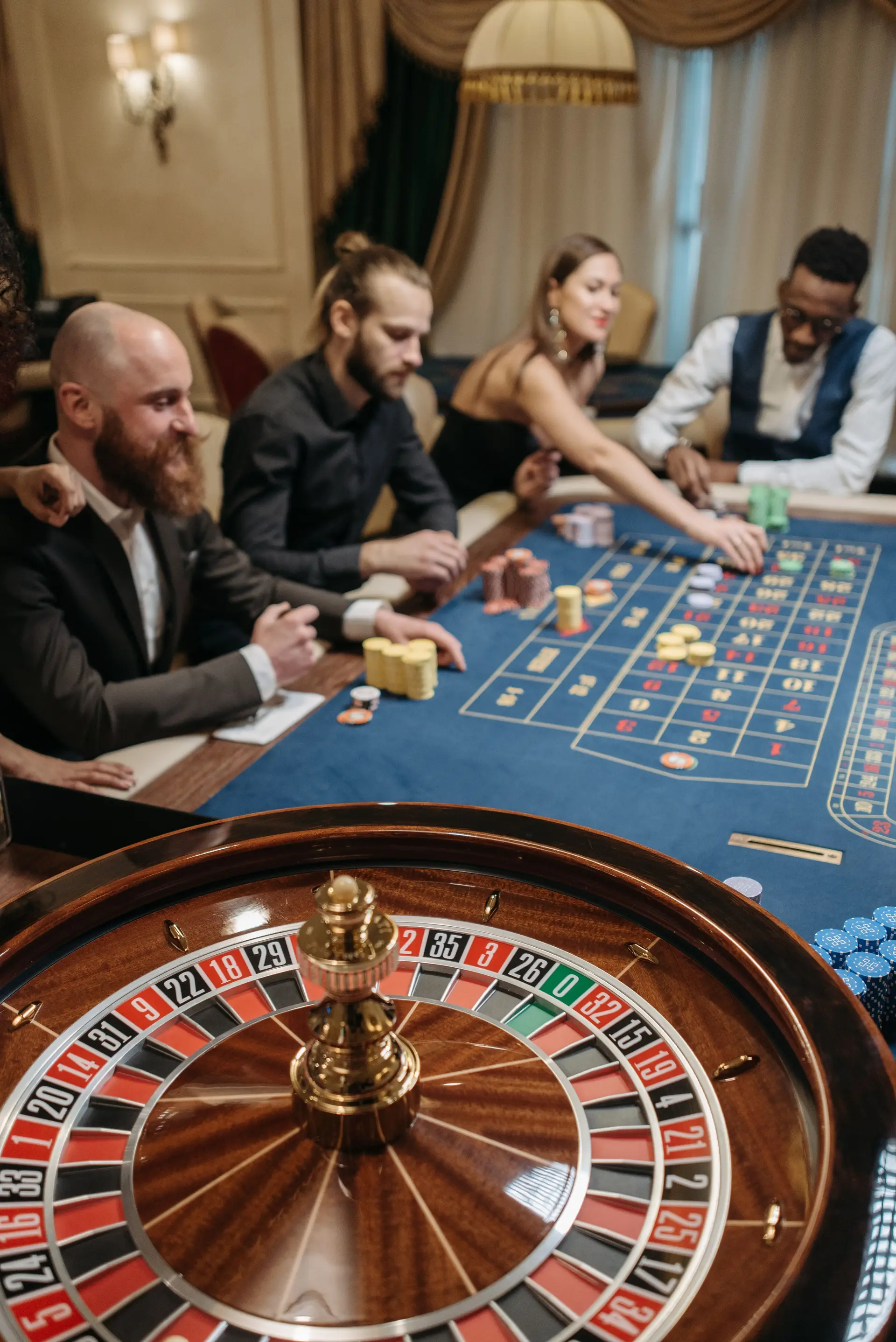 Grupo de amigos en el salón del casino
