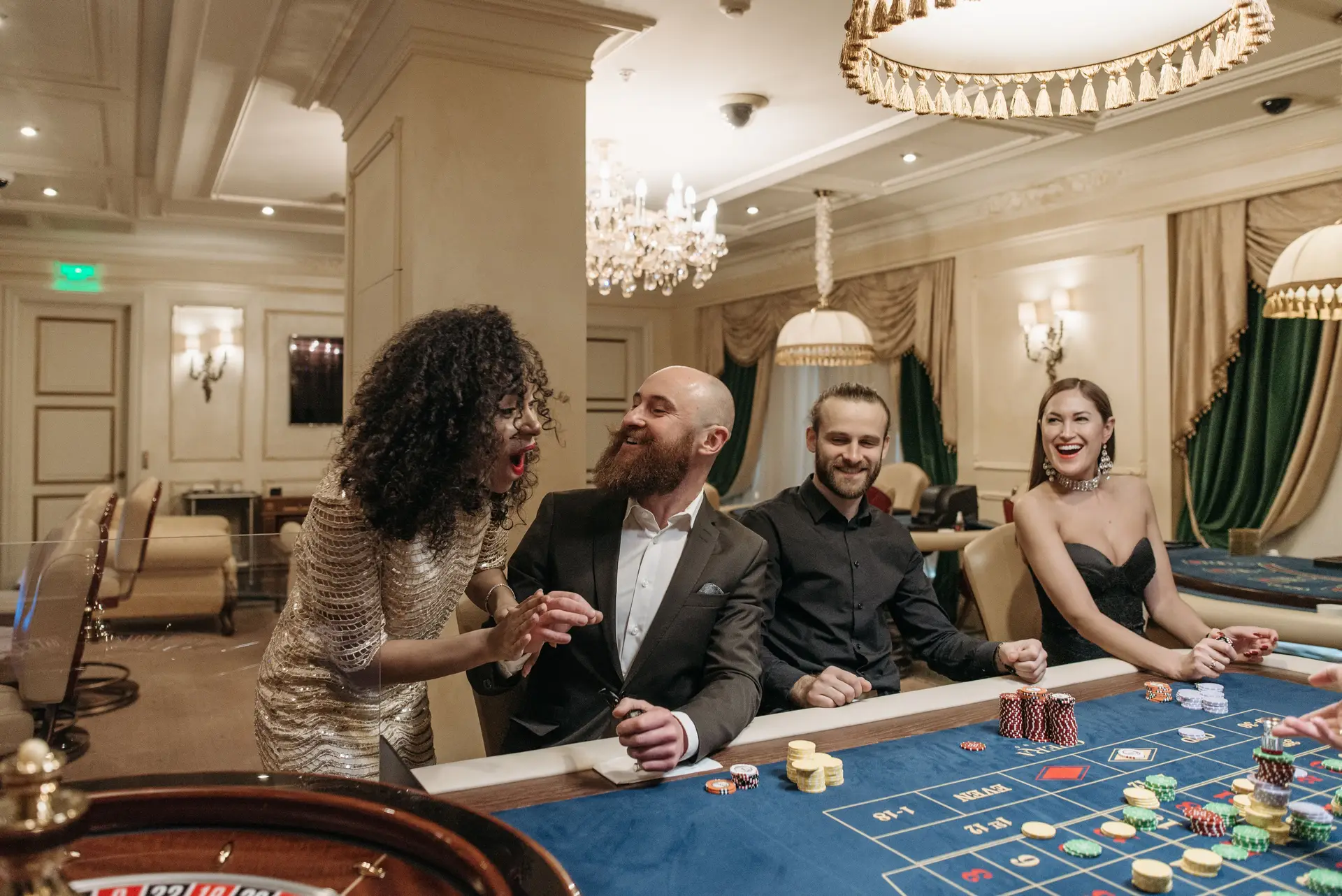 Huéspedes disfrutando de una noche de poker