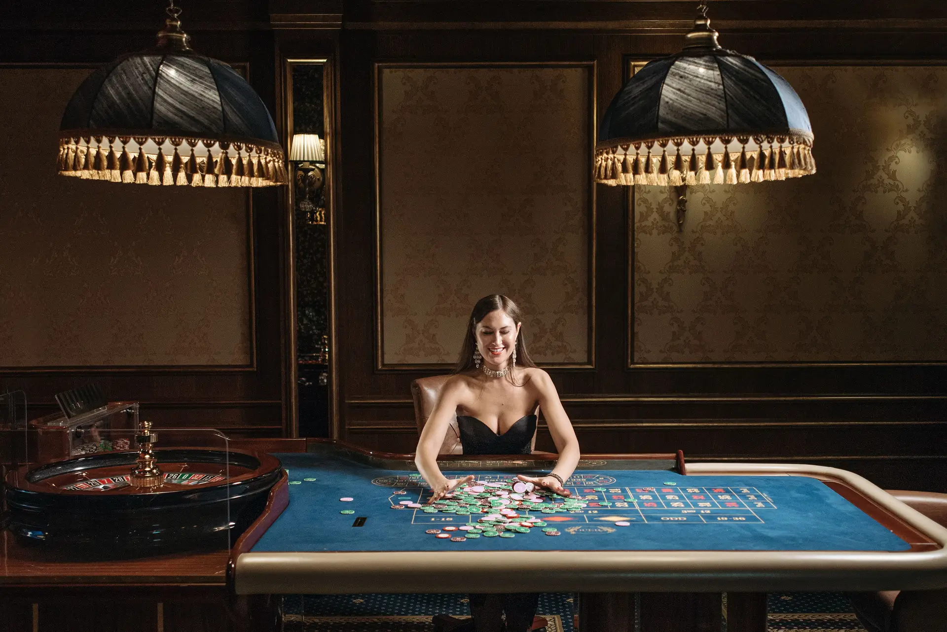 Mujer elegante jugando en la ruleta