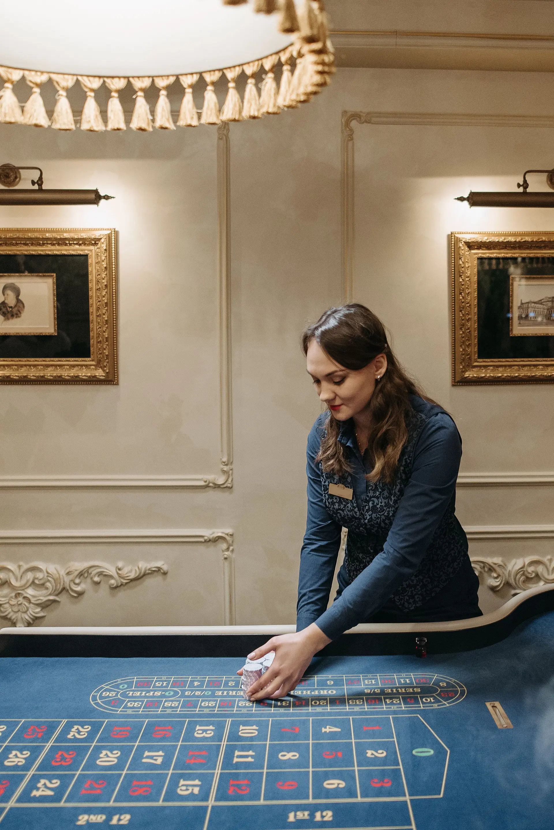 Crupier profesional en mesa de ruleta